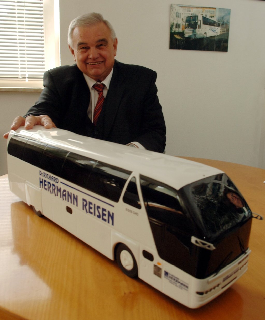 Berliner Busunternehmer Dr. Richard Herrmann "Dr. Bus" auf seiner