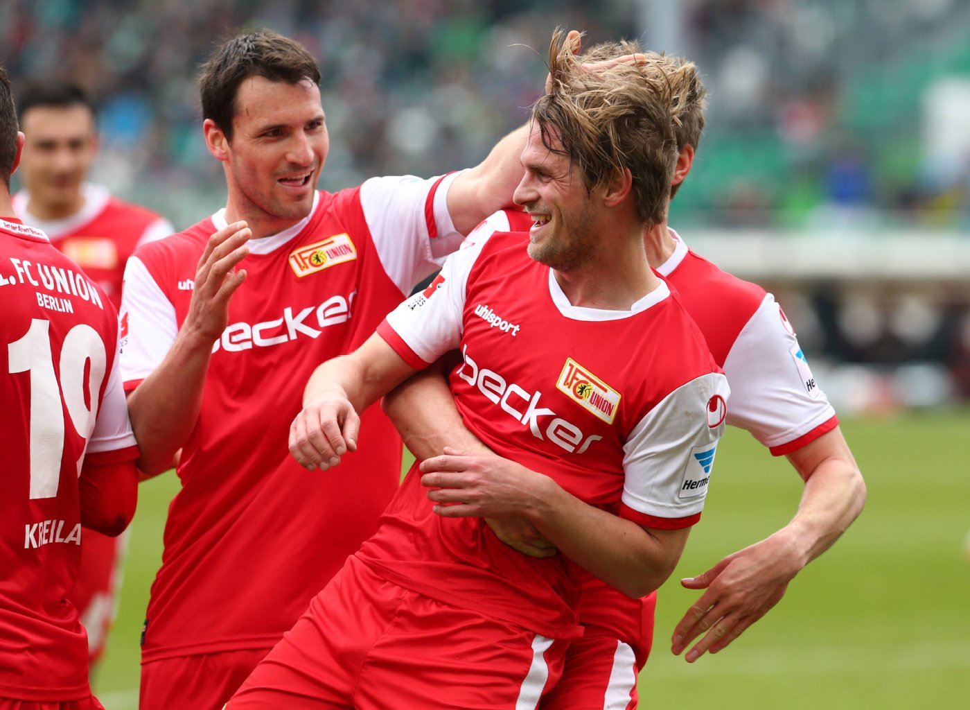 Hier wird Ex-Handballer Sören von den Kollegen nach seinem Treffer bei Greuther Fürth gefeiert.