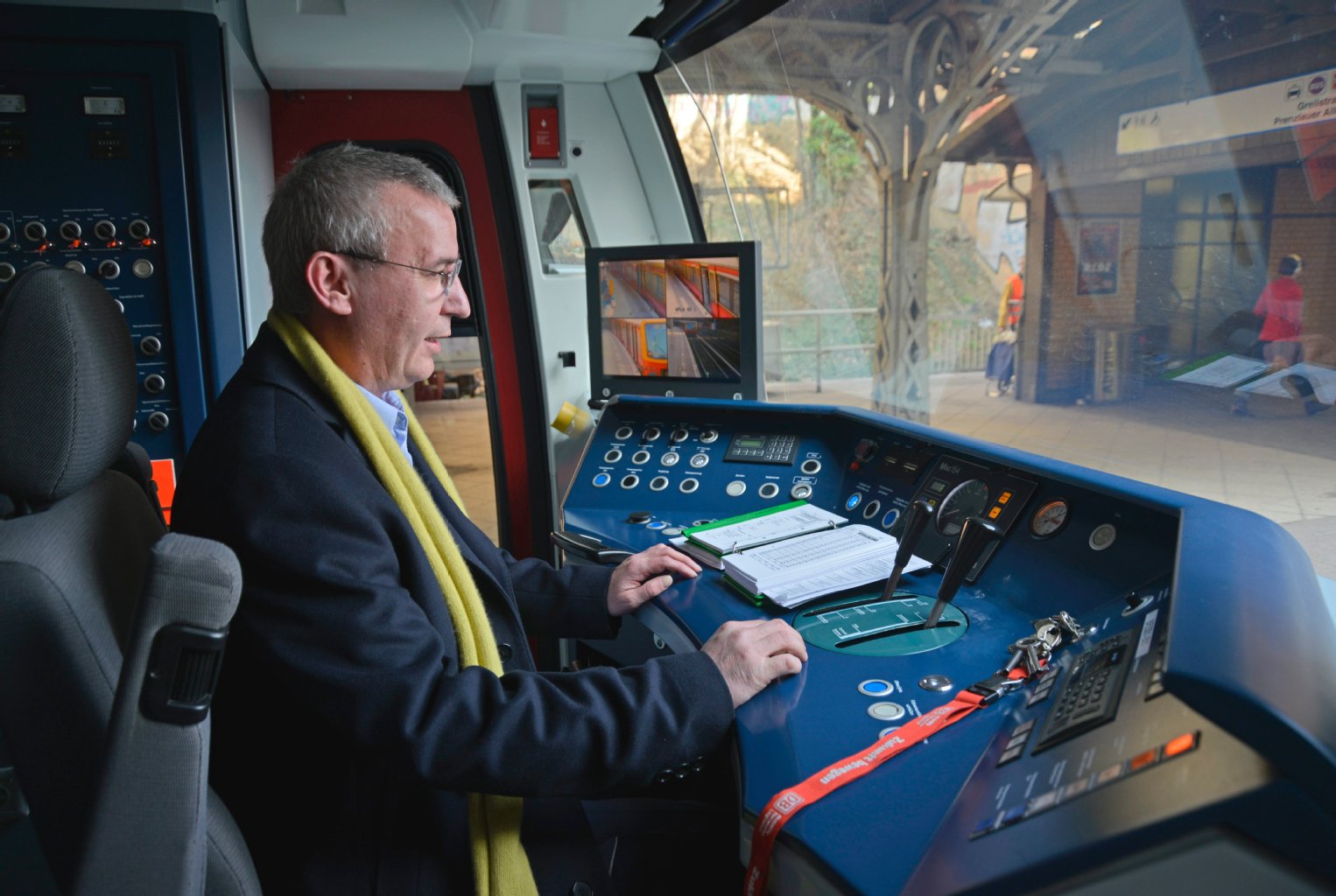 KURIER-Reporter Holger Schacht im Triebwagen der S-Bahn.