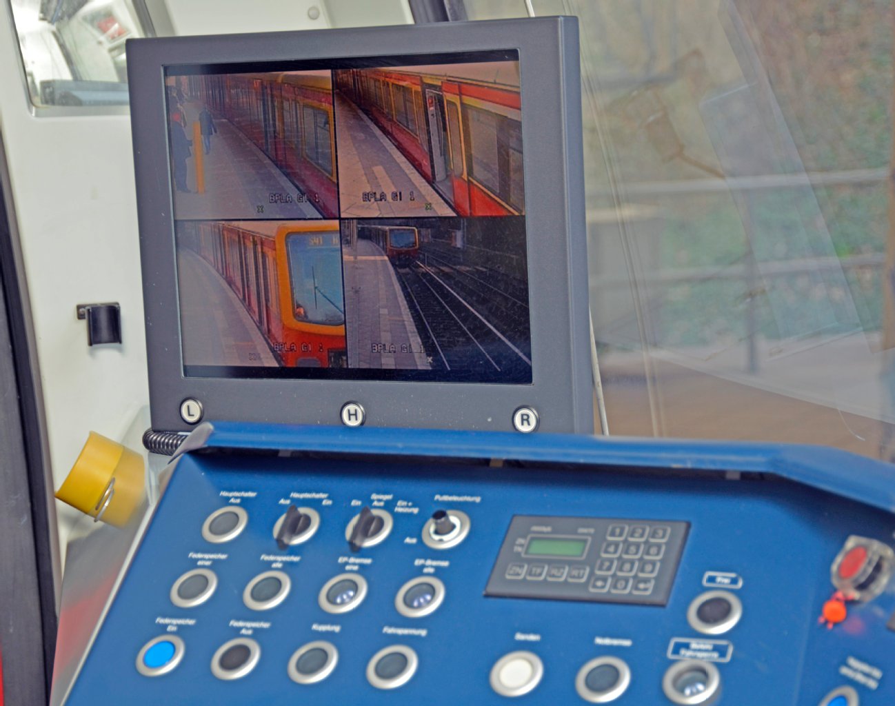 Der Monitor mit den Bahnsteigbildern.