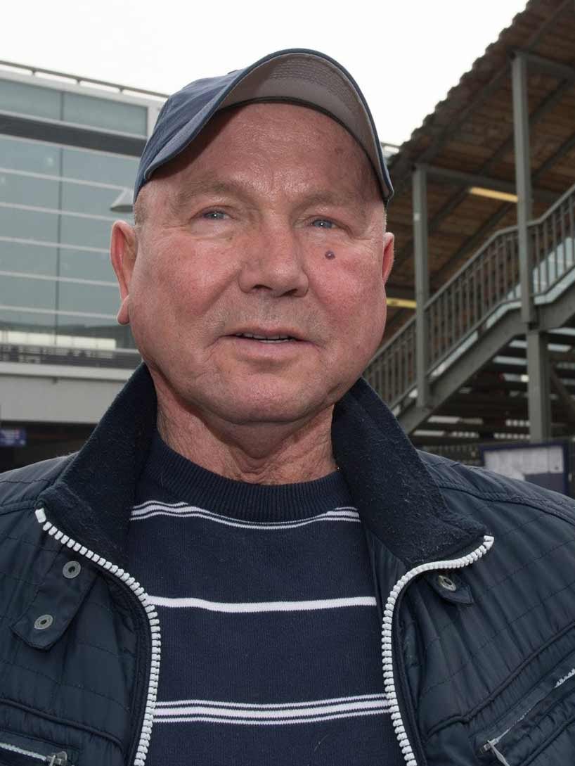 Horst Hulak (67) wohnt direkt im Nachbarkiez und wundert sich. „Was? Das Gleis 8 soll schon fertig sein ? Das ist doch viel zu schmal. Ich habe gedacht, das sei eine Zwischenlösung mit nur einem Treppenzugang.“