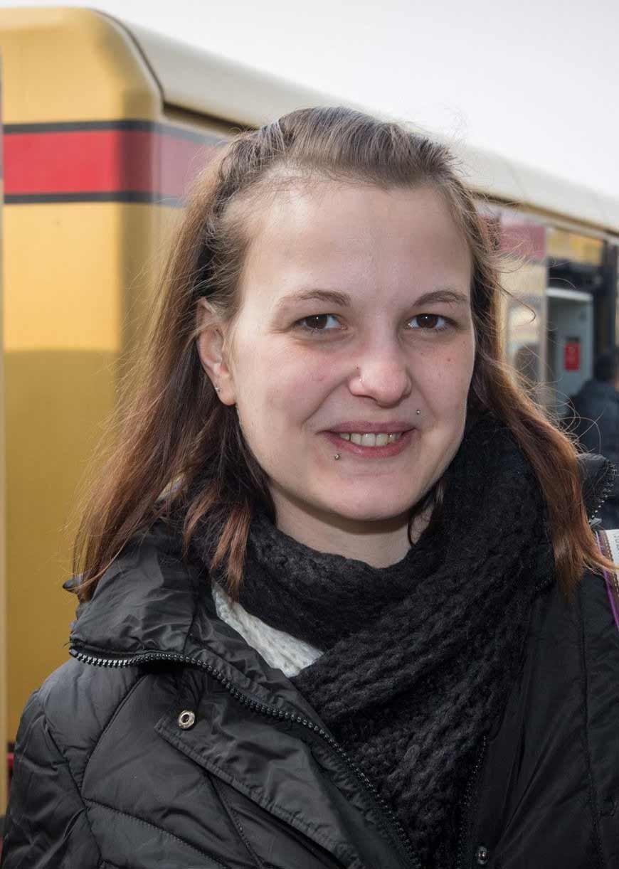 Mit ihrer kleinen Tochter hat Jennifer Timmermans (27) am Bahnsteig E nie ein gutes Gefühl. „Die Enge macht einen nervös. Da muss man manchmal richtig Angst haben.“ Und mit einem Kinderwagen sei es lebensgefährlich!