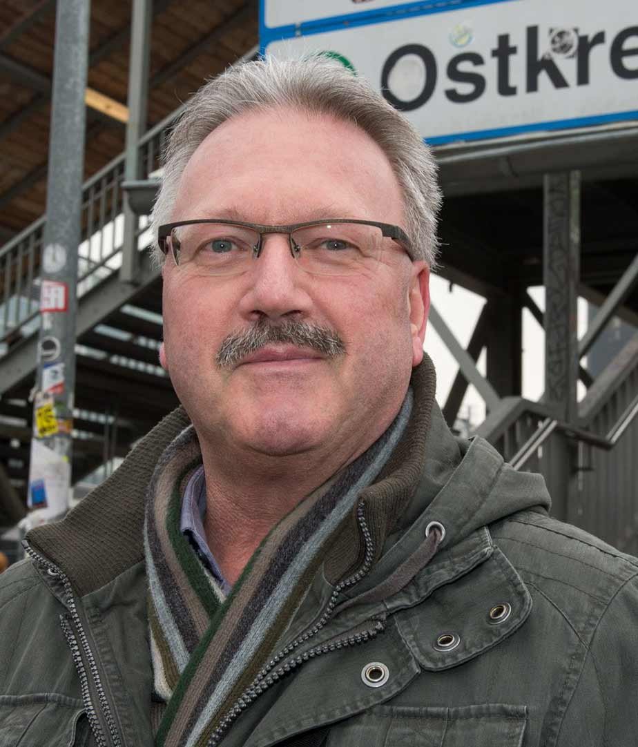 „Das ist hier alles ganz schön eng“, sagt Udo Walluscheck (56). Er hätte wirklich nicht gedacht, dass das so bleiben soll an Gleis 8. „So ein schmaler Bahnsteig mit nur einem Zugang ist doch auch ein Sicherheitsrisiko.“