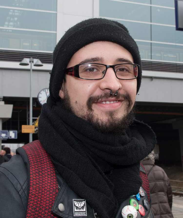 „Ich steige hier jeden Tag um, wenn ich meine Freundin besuche“, sagt Sergio Caceres (27). Er sei froh gewesen, als letztes Jahr endlich ein neues Gleis am Ostkreuz eröffnet hat. „Doch leider ist es zu eng. Das nervt!“