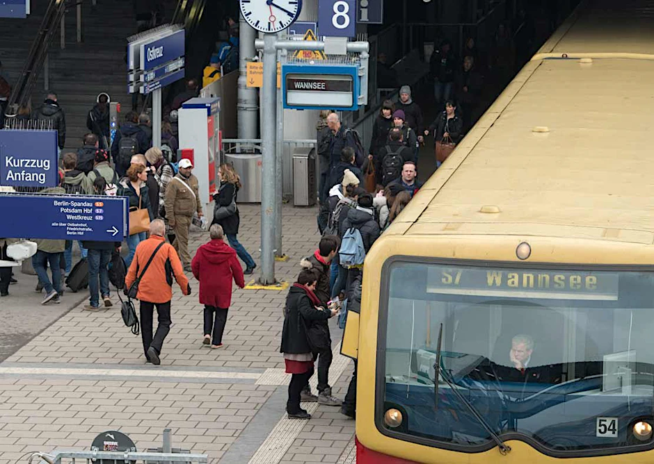 Auf dem neuen Gleis 8 sollen eigentlich einmal Regionalbahnen fahren. Jetzt dient es noch dem S-Bahn-Verkehr. Doch für die Menschenmassen im Minutentakt ist eigentlich ein Zugang zu wenig.