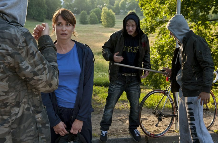 Anna (Anja Kling) wird auf dem Heimweg von den drei Jugendlichen angepöbelt und schließlich niedergeschlagen.