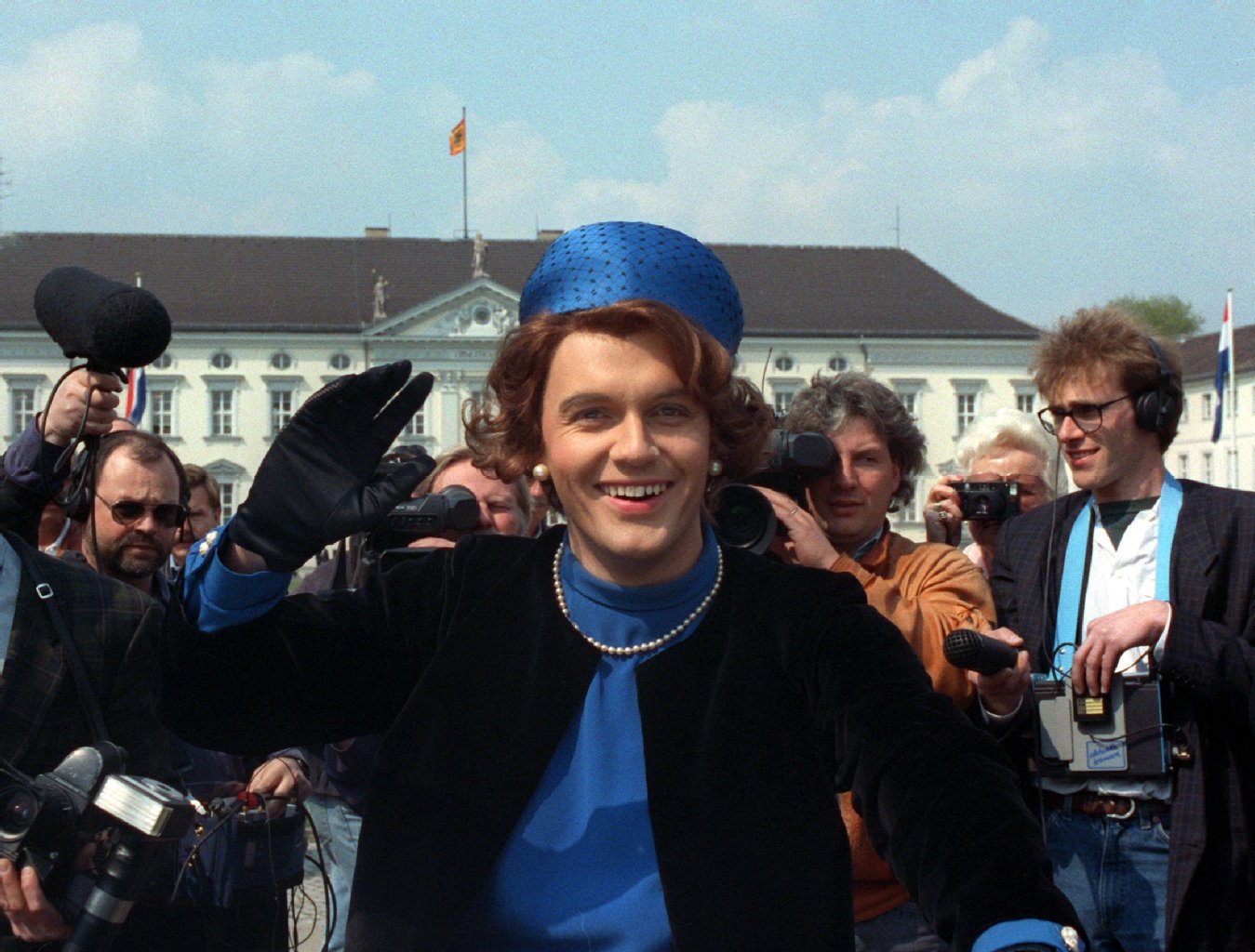 Multi-Talent und Verwandlungskünstler Hape Kerkeling (49) 1991 als Königin Beatrix aus den Niederlanden vor dem Schloss Bellevue.