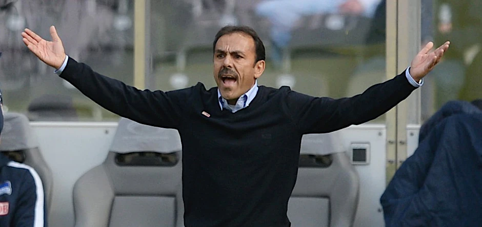 Volle Pulle für Hertha BSC. Jos Luhukay mag keinen Schlendrian, gibt alles. Egal ob beim Training oder an der Seitenlinie.