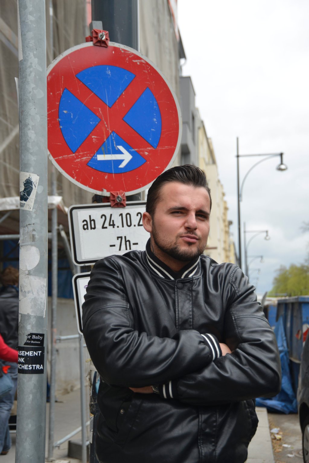 Parkgebühr ist ungerecht: „Täglich muss ich mir an der Otto-Braun-Straße einen Parkplatz suchen und finde kaum einen – das nervt“, sagt Micha Jablonski, Bautechniker aus Friedrichshain. Dass Autofahrer neben der Kfz- und Spritsteuer immer höhere Parkgebühren zahlen sollen, findet er ungerecht.