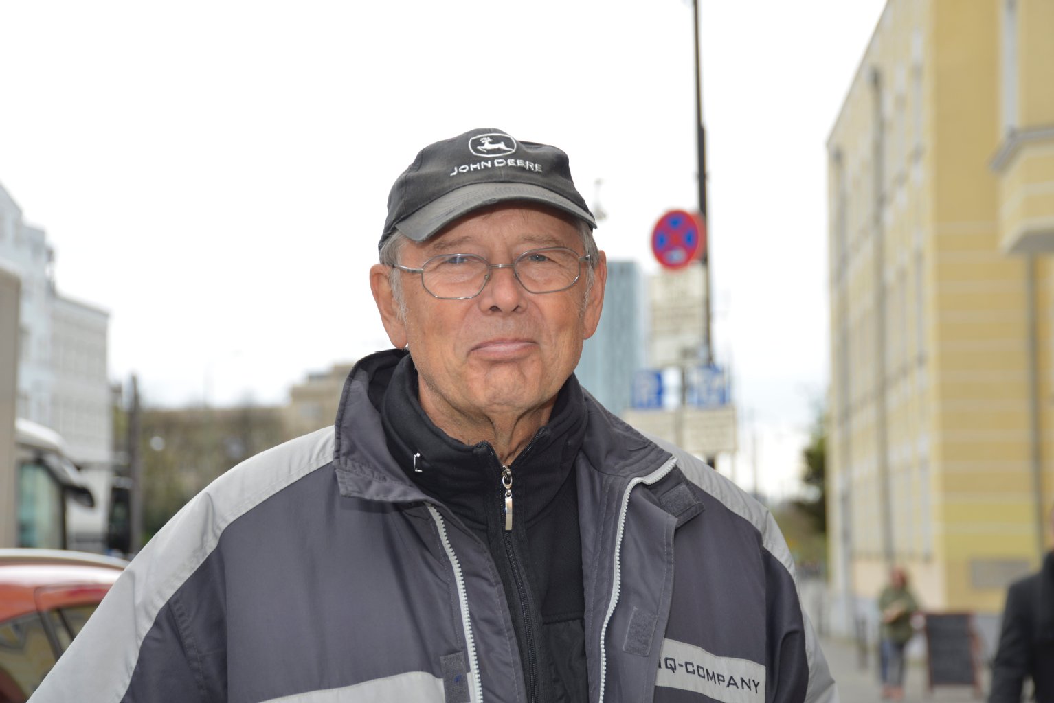 Radwege bremsen Autos aus: „In der Stadt gibt es immer mehr Radwege, die eine Spur verengen. Steht dann noch ein Fahrzeug in zweiter Reihe, kommt man gar nicht mehr vorwärts“, ärgert sich Herr Arndt (68) aus Marzahn. „Je weiter ich in die Stadt fahre, desto schwieriger ist das mit den Parkplätzen.“