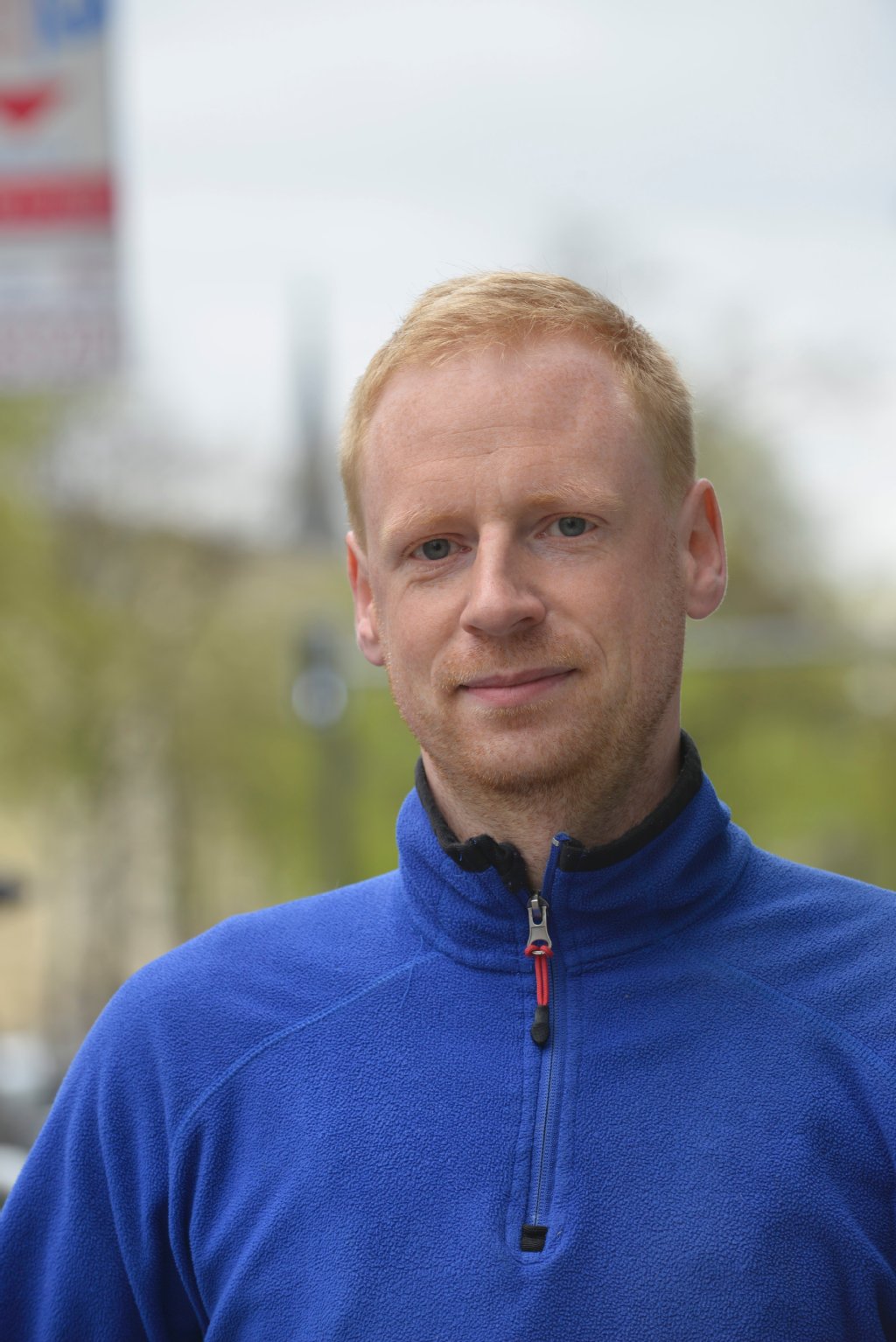 Eine Stunde auf der Suche: „Berlin nennt sich Weltstadt und hat kaum Parkplätze“, meint Patrick Höpfner, Angestellter aus Friedrichshain. Er muss dienstlich mit dem Auto unterwegs sein. „Abgesehen davon, dass ich täglich eine Stunde auf Parkplatzsuche bin, muss ich alle Park-Gebühren vorfinanzieren.“