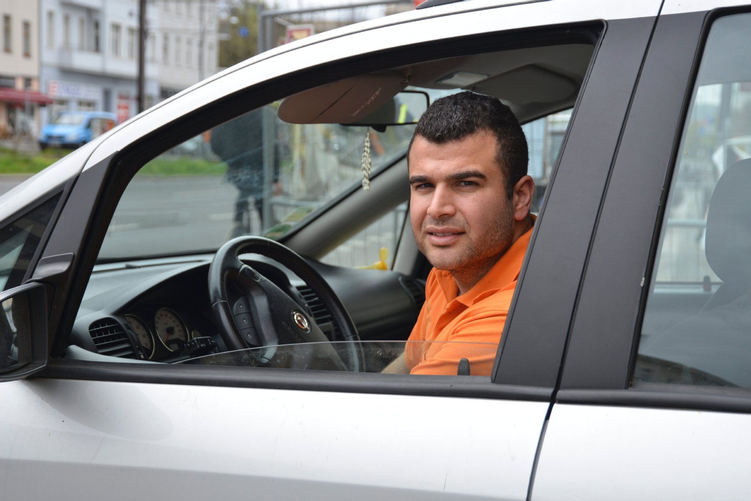Finde keinen Parkplatz: „Ich habe ein Geschäft an der Otto-Braun-Straße. Egal, wann ich komme, ich finde nie einen Parkplatz – nicht mal morgens um halb 5 Uhr“, sagt Irfan Kara (31), Bäcker aus Friedrichshain. Seine Hoffnung: Mit höherer Gebühr künftig eher einen Platz fürs Auto zu finden.