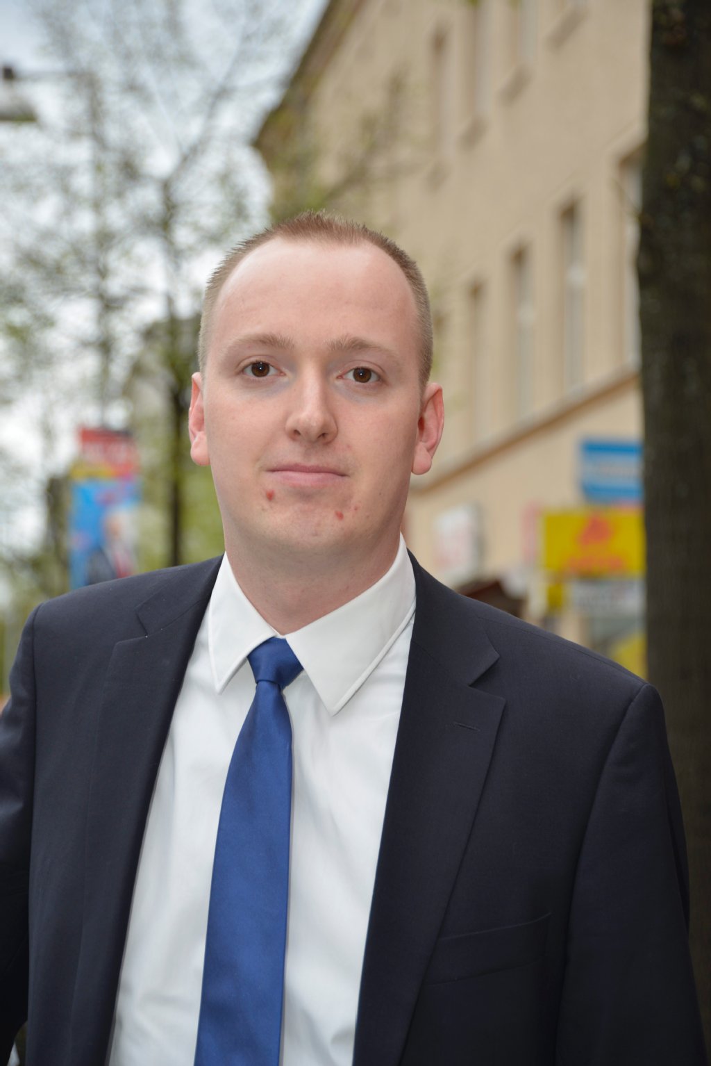 Umzug ins Umland: „Immer weniger Parkplätze, die immer teurer werden – das ist Schikane“, sagt Stephan Drullmann (30), Angestellter aus Lichtenberg. Als Gewerbetreibender mit Kundschaft ist er aufs Auto angewiesen. Weil ihn die Parkplatzsuche nach Feierabend nervt, zieht er jetzt ins Umland.