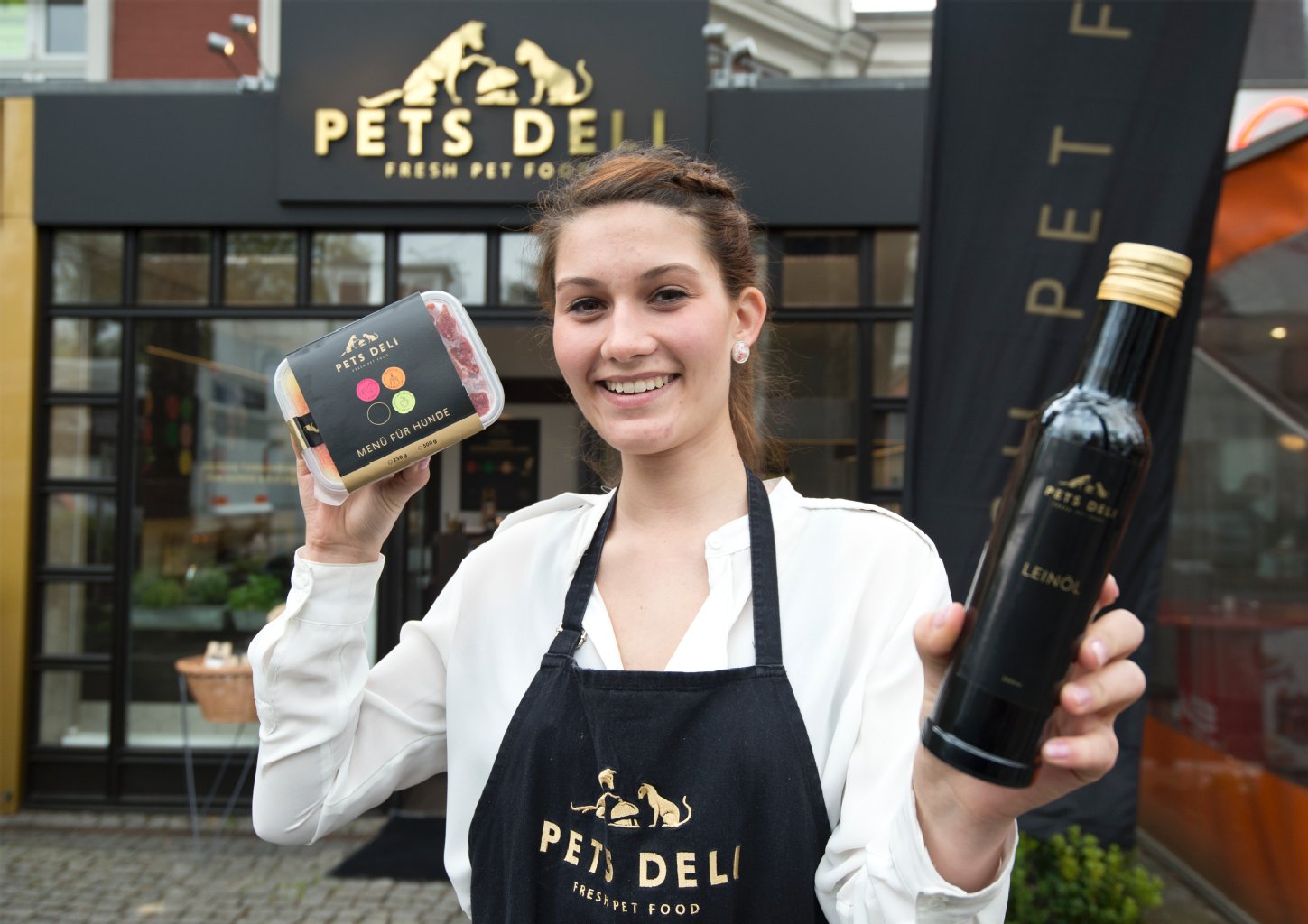 Bei Pets Deli verkauft Julia Walter (19) Mahlzeiten für Hunde in praktischen Menüboxen. Eine Komposition aus Rind, geriebenem Apfel und Karotten kostet 6 Euro pro 500 Gramm.