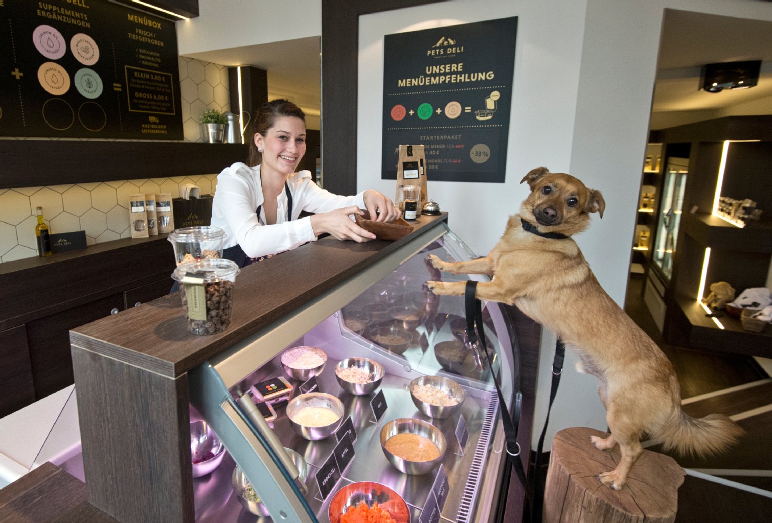 An der Frische-Theke des Pets Deli probiert Mischling Chico (4) das Angebot.