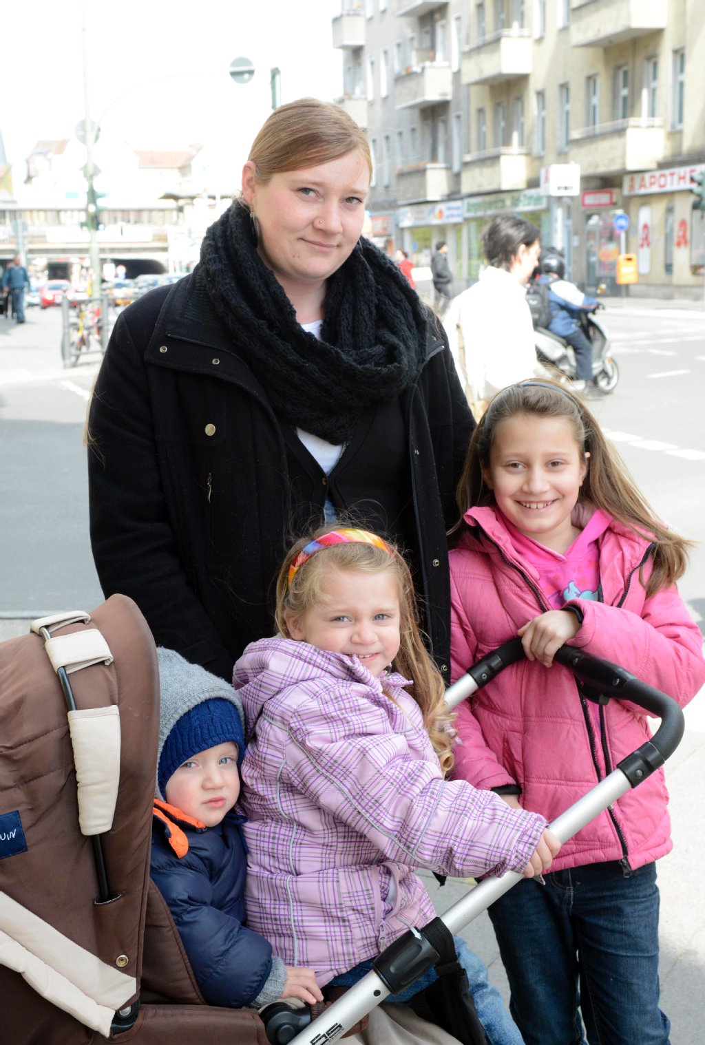 Die Luft ist hier einfach nur furchtbar: „Für meine Kinder ist die Luft einfach nur furchtbar. Sie sind Allergiker, husten so schon ständig“, sagt Madlen Polack (28). Die Mutter aus Kreuzberg passiert die Silbersteinstraße auf ihrem Einkaufsweg: „Notgedrungen. Freiwillig würde ich nicht kommen.“