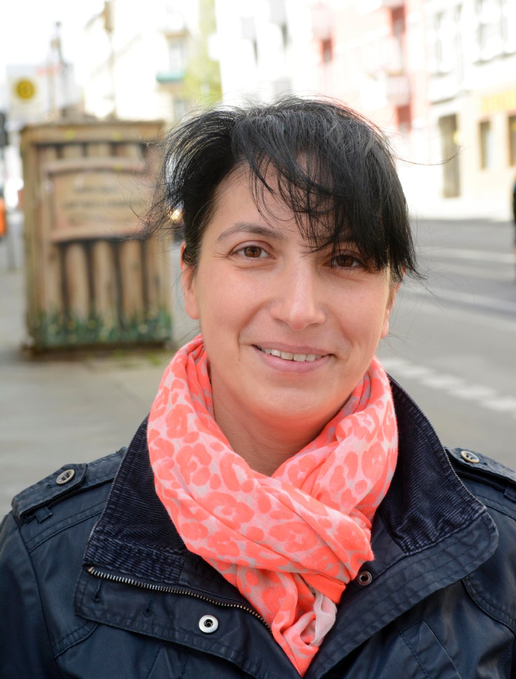 Im Sommer müssen wir die Fenster schließen: „Im Sommer ist es so schlimm, dass wir die Fenster schließen müssen“, sagt Sakine Demir (41) und zeigt auf ihre Wohnung über dem Mess-Container. Die Pharmazeutin ist sich der Gefahr bewusst. „Und ich habe zwei Kinder, das dritte ist unterwegs!“