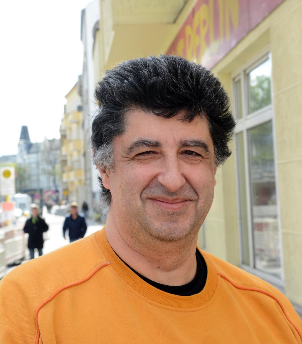 Wie ein Flaschenhals, in dem es sich staut: Martin Klee (51) wohnt nahe der Messstelle und weiß, woher die hohe Belastung kommt:. „Die Karl-Marx-Straße ist so eng wie ein Flaschenhals“, sagt der Elektroniker. „Die Autos strömen zwar in alle Richtungen, aber ihre Abgase stauen sich hier.“