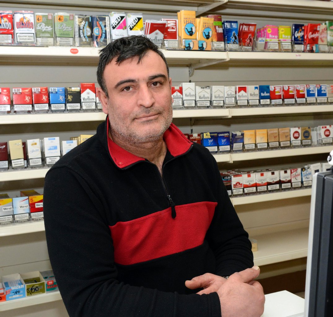 Das überleben nicht mal die Tomaten: Oktay Sakar (43) verkauft im Kiosk gegenüber nur noch Abgepacktes. „Ich hatte ein Lebensmittel-Geschäft an der Straße. Die Tomaten von morgens waren abends wie gekocht.“ Das ist nicht nur schlecht fürs Geschäft. „Auch für die Gesundheit!“