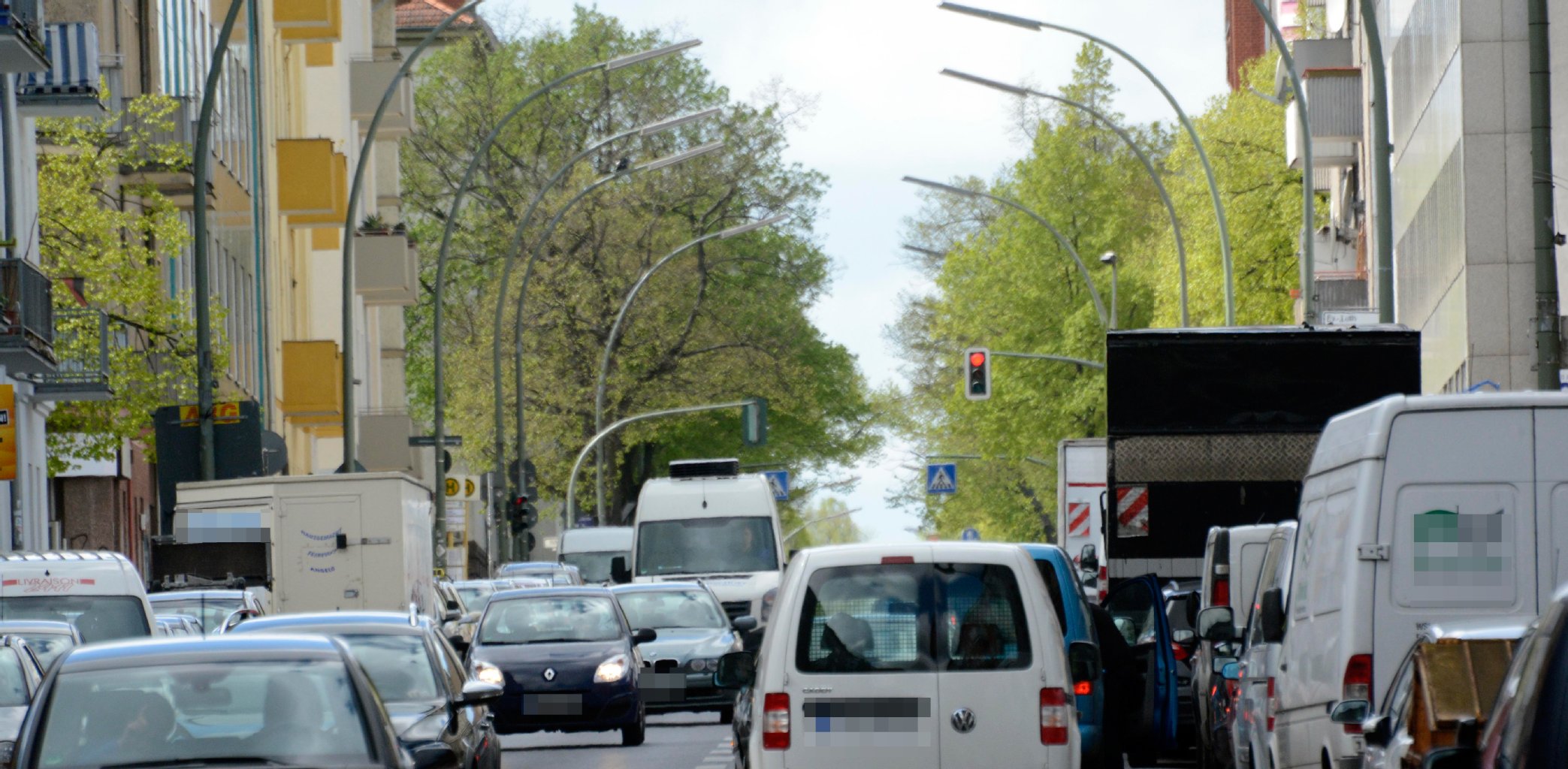 An der Ampel-Kreuzung zur Karl-Marx-Straße: Hier staut sich nicht nur der Verkehr.