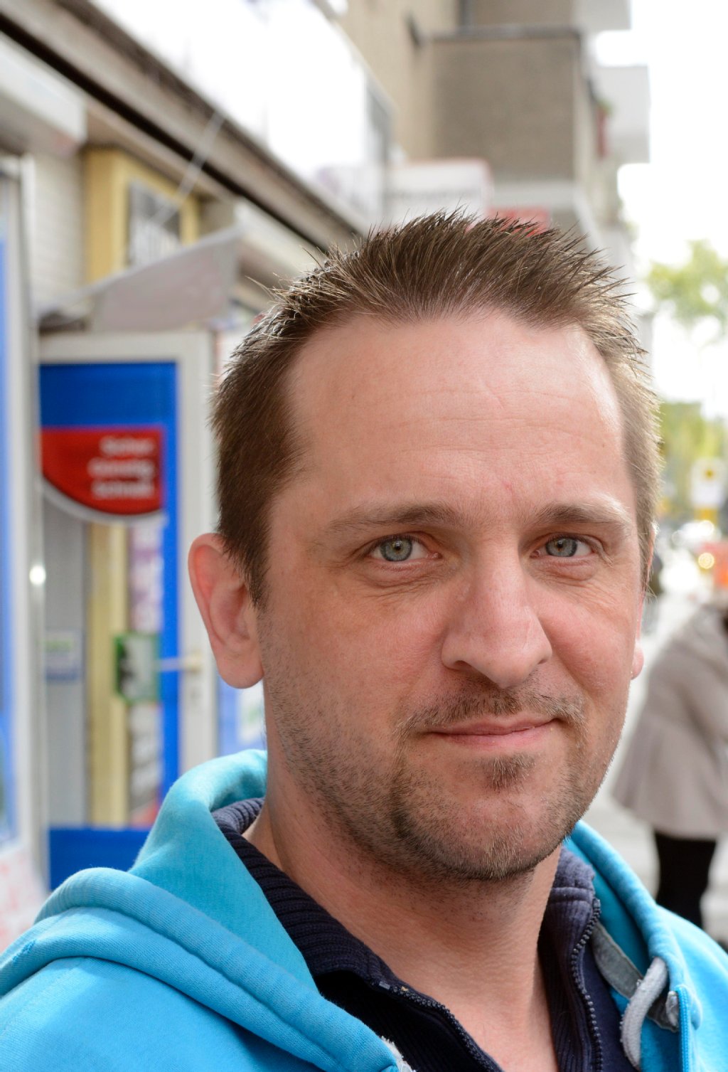 Hier hatte ich als Kind schon Kopfschmerzen: „Man merkt einfach, dass die Luft hier besonders dick ist“, sagt Markus Wilka (38). Der Transportsanitäter weiß, was die schlechte Luft auslösen kann. „Schon als Kind hab hier ich Kopfschmerzen bekommen“, sagt der Neuköllner.