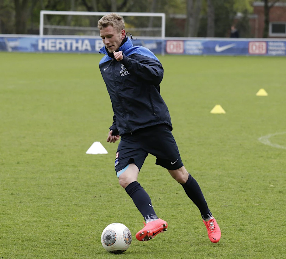 Fabian Lustenberger ist im Training wieder am Ball ...