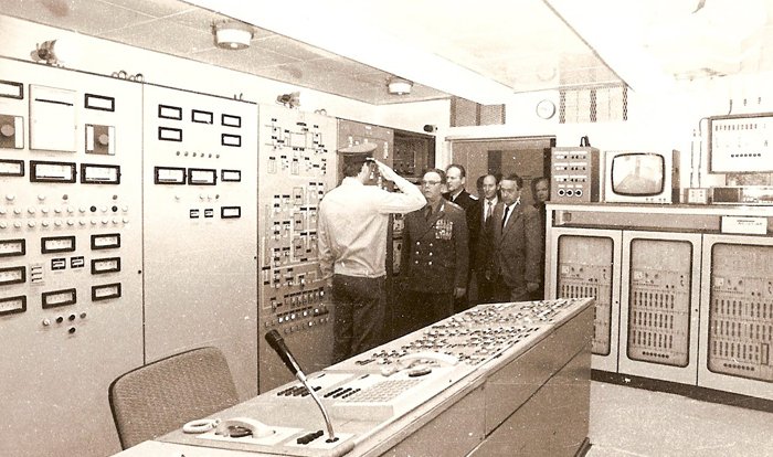Der „Dispatcherraum“ war das Herzstück der Anlage. Von hier aus konnte das gesamte Bauwerk kontrolliert und gesteuert werden.