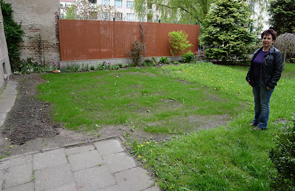 Kerstin Sch. (46) dort, wo der schöne Garten angelegt war.