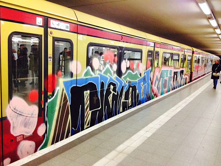 Die S 25 wurde auf voller Länge beschmiert. Sie steht im Bahnhof Potsdamer Platz, der Fahrer wartet auf die Polizei.