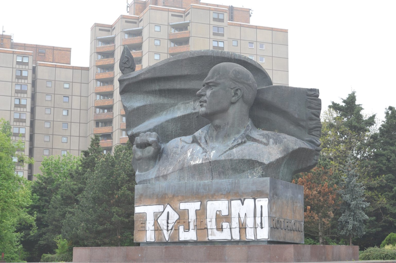 Schön ist anders: Schmierfinken haben das berühmte Ernst-Thälmann-Denkmal in Prenzlauer Berg mit mannshohen Buchstaben besprüht.