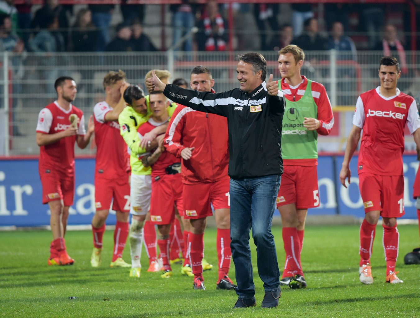 Daumen hoch! Uwe Neuhaus geht nach dem Schlusspfiff auf die Stadionrunde, feiert mit den Fans.