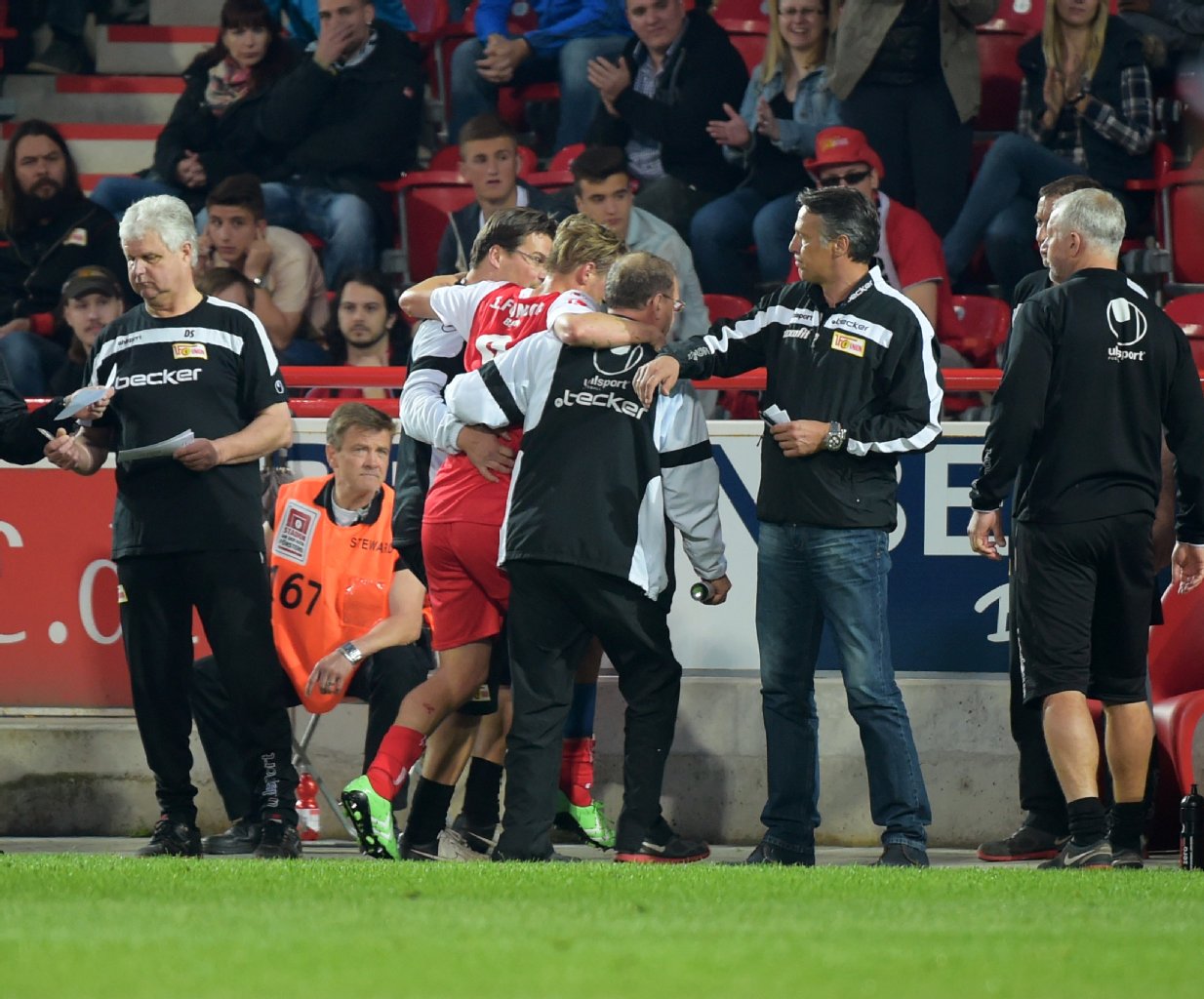 Als Sören Brandy verletzt raus muss, muntert der Trainer seinen Stürmer mit einem Klaps auf.