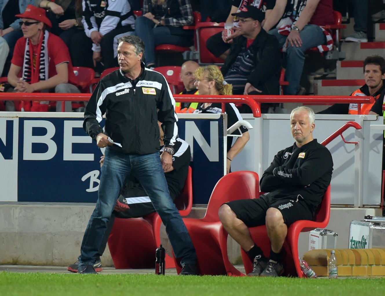 Ein bisschen Warmlaufphase braucht er schon, dann ist Uwe Neuhaus auch emotional im Spiel drin. Assistent André Hofschneider bleibt eher gewohnt cool.