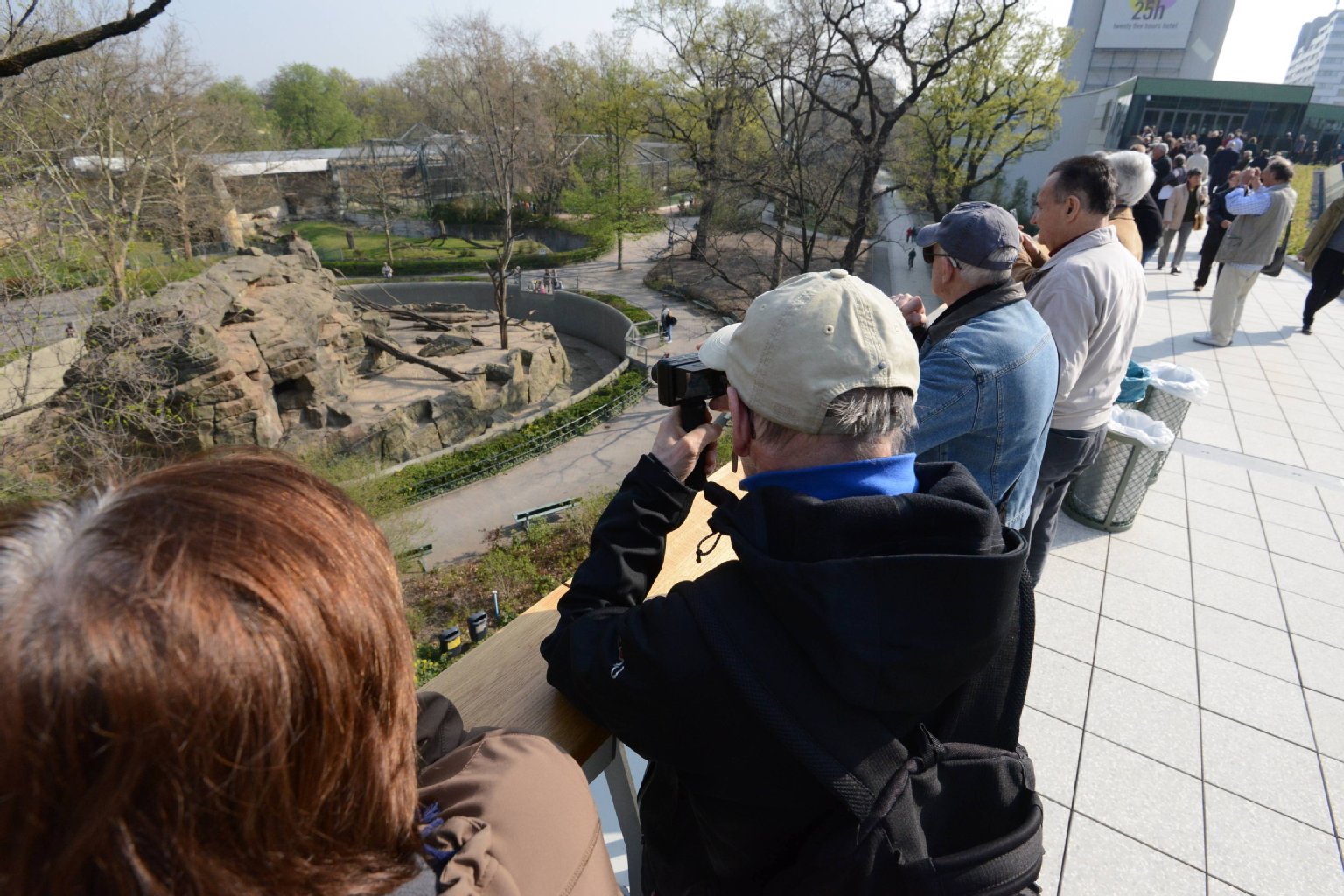 Von der 7000 Meter großen Dachterrasse können die Besucher die Affen im Zoo beobachten.