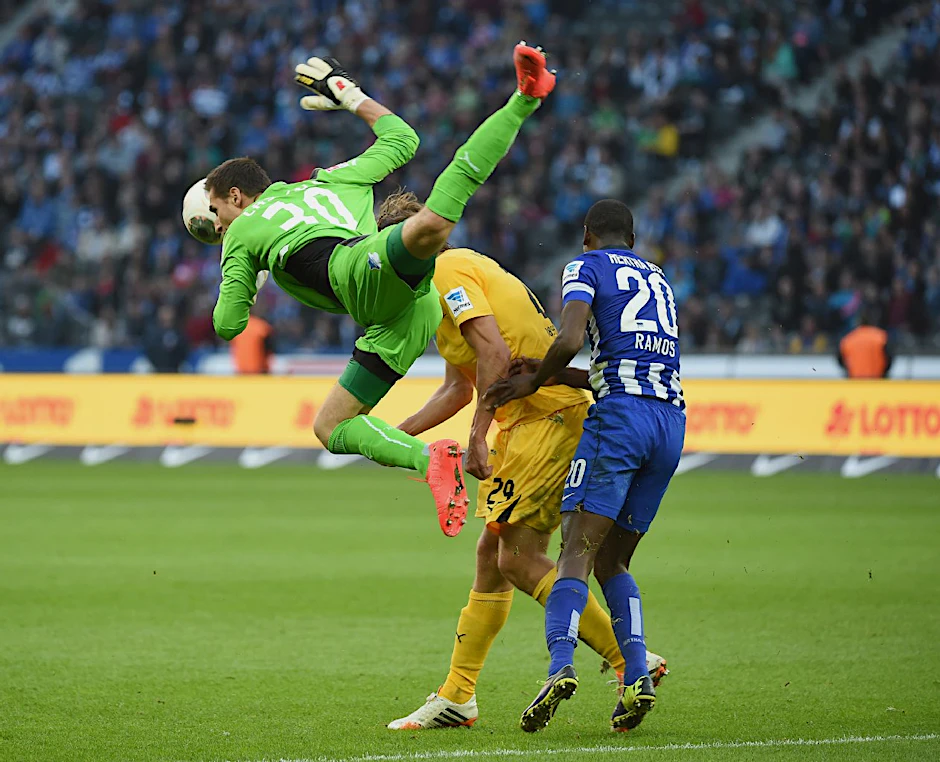 73. Minute: Hoffenheims Torwart Casteels fliegt durch die Luft, bricht sich das Schienbein. Zuvor war er mit Ramos zusammengekracht.