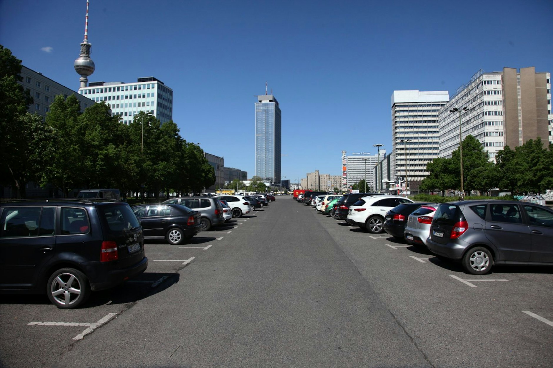 KarlMarxAllee Rote Karte gegen Grünstreifen