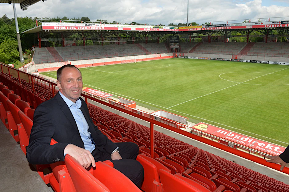 Norbert Düwel auf der Tribüne vor seiner neuen Spielwiese im Stadion an der Alten Försterei.