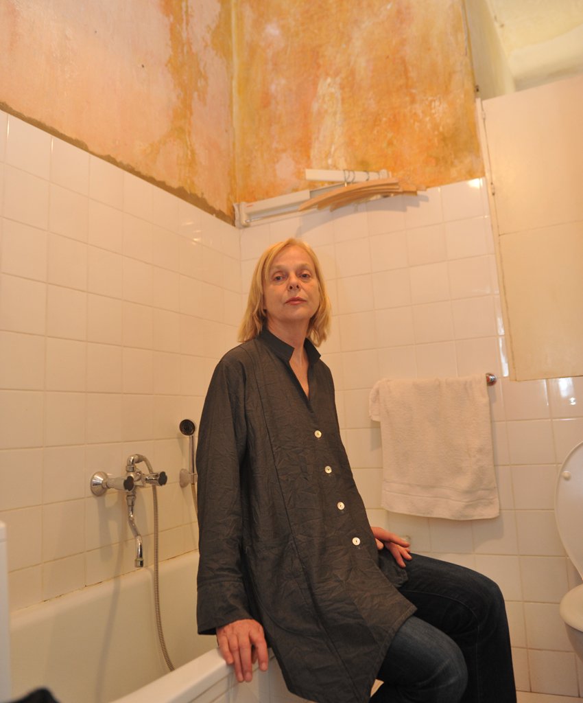Die Tapete im Bad von Mieterin Cornelia H. hat sich gelöst – Bauarbeiten in der leeren Wohnung darüber hatten wohl ein Rohr platzen lassen.