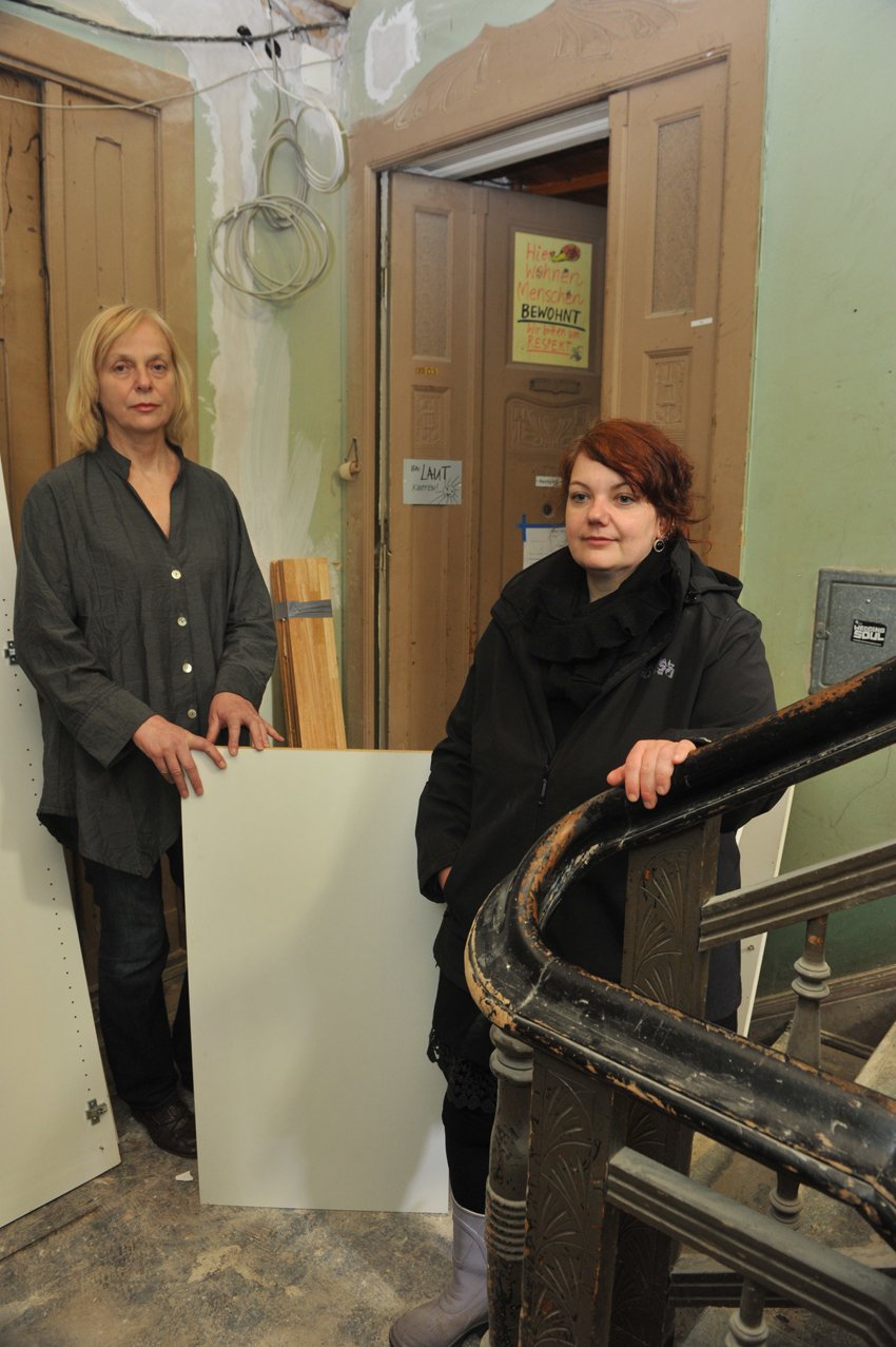 Die Mieter Sandra L. (re.) und Cornelia H. stehen vor der herausgeräumten Schrankwand – auch sie wurde durch den Wasserschaden komplett zerstört. Laut der Hausrat-Versicherung von Cornelia H. liegt der Schaden zwischen 10 000 und 15 000 Euro.