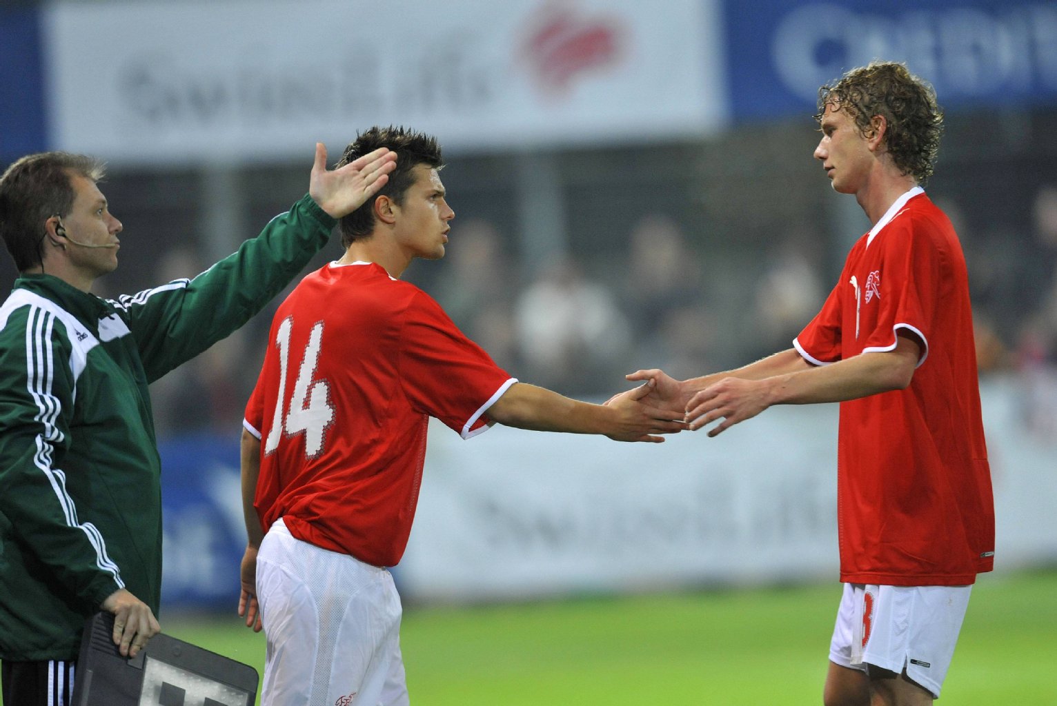 So schnell kann’s gehen: 2008 wird Herthas Fabian Lustenberger im Schweizer U21-Team für Valentin Stocker ausgewechselt.