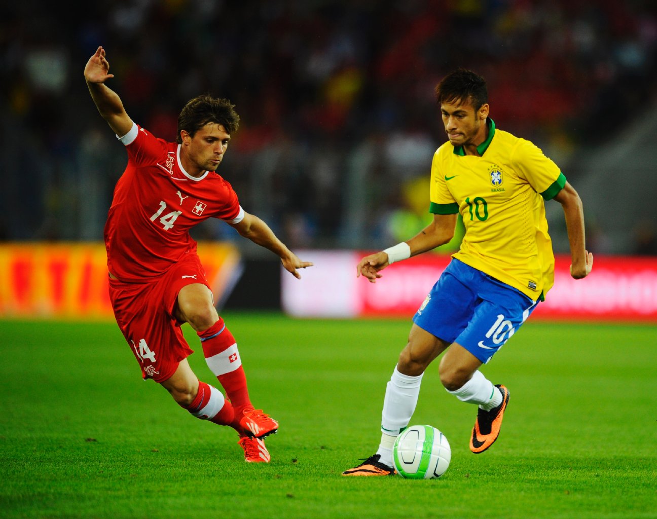2013: Herthas Neuzugang Valentin Stocker fliegt ins Duell mit Brasilien-Star Neymar (r.).