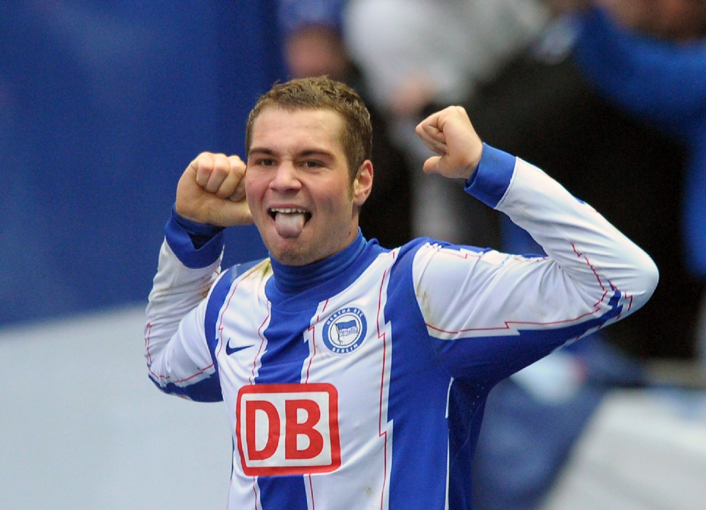Zur Saison 2010/2011 wechselt Lasogga zur Hertha. Nach wenigen Spielen in der zweiten Mannschaft wird er regelmäßig ins Profi-Team berufen. Hier jubelt er über einen Treffer gegen Düsseldorf am 23.01.2011.