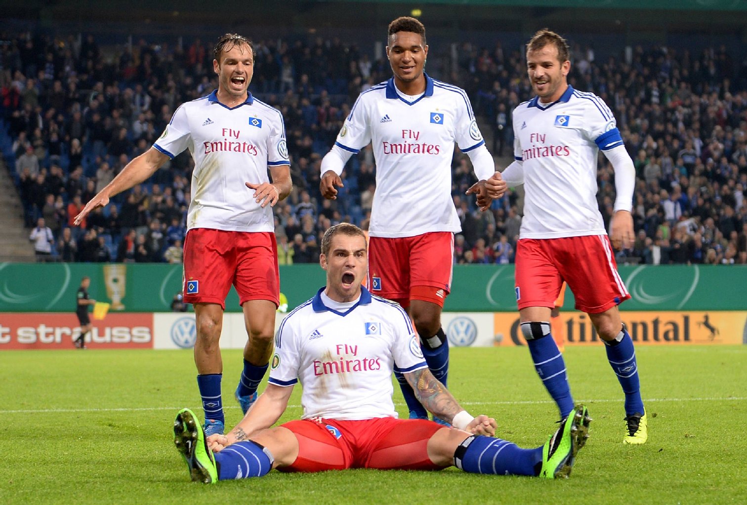 Nach dem Wiederaufstieg mit der Hertha wechselt Lasogga am 2. September 2013 auf Leihbasis zum HSV. Tore schießt er von Beginn an. Hier das 1:0 gegen die SpVgg Greuther Fürth, allerdings noch in der 2. Runde des DFB-Pokals.