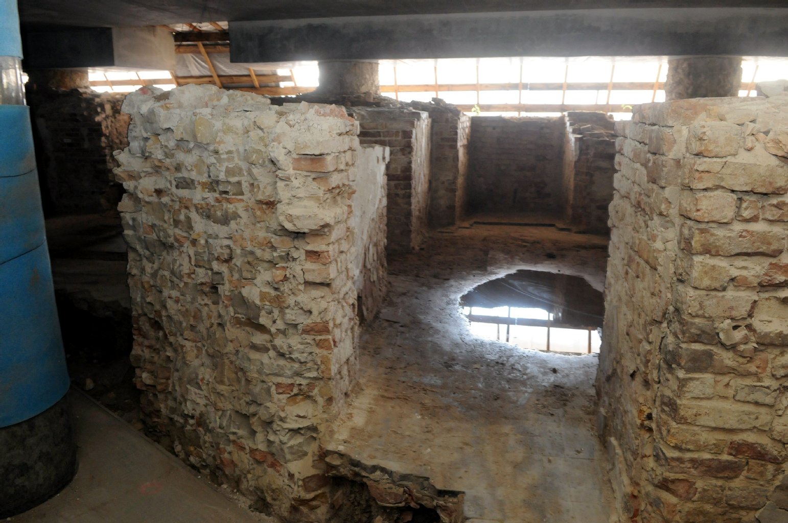 Im Keller die ehemalige Wachstube und Küche. Sie wird bei der Ausstellung zum "archäologischen Fenster".