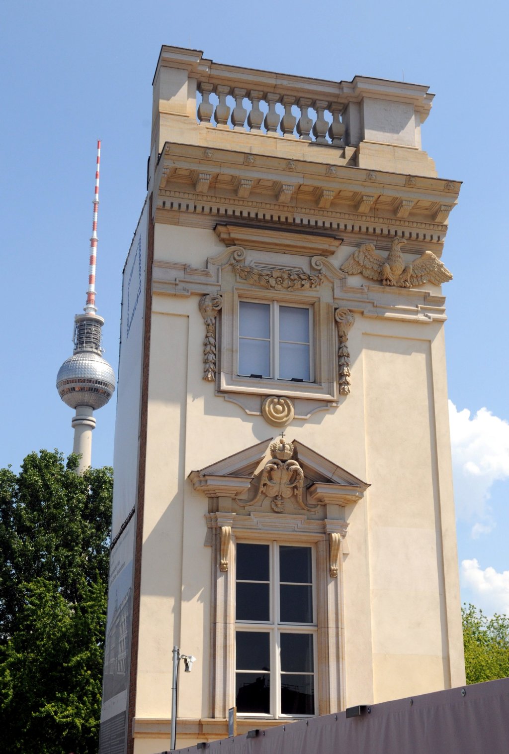 Barocke Musterfassade. Die Schmuckelemente werden in der Schlossbauhütte Spandau gefertigt.
