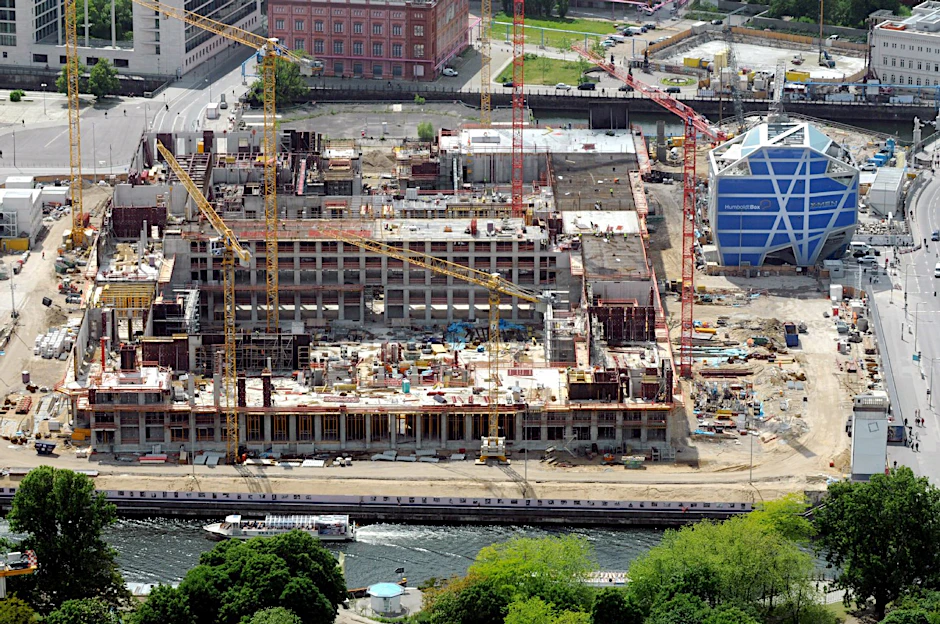 Blick von oben auf die 590-Millionen-Baustelle. 2019 soll eröffnet werden.