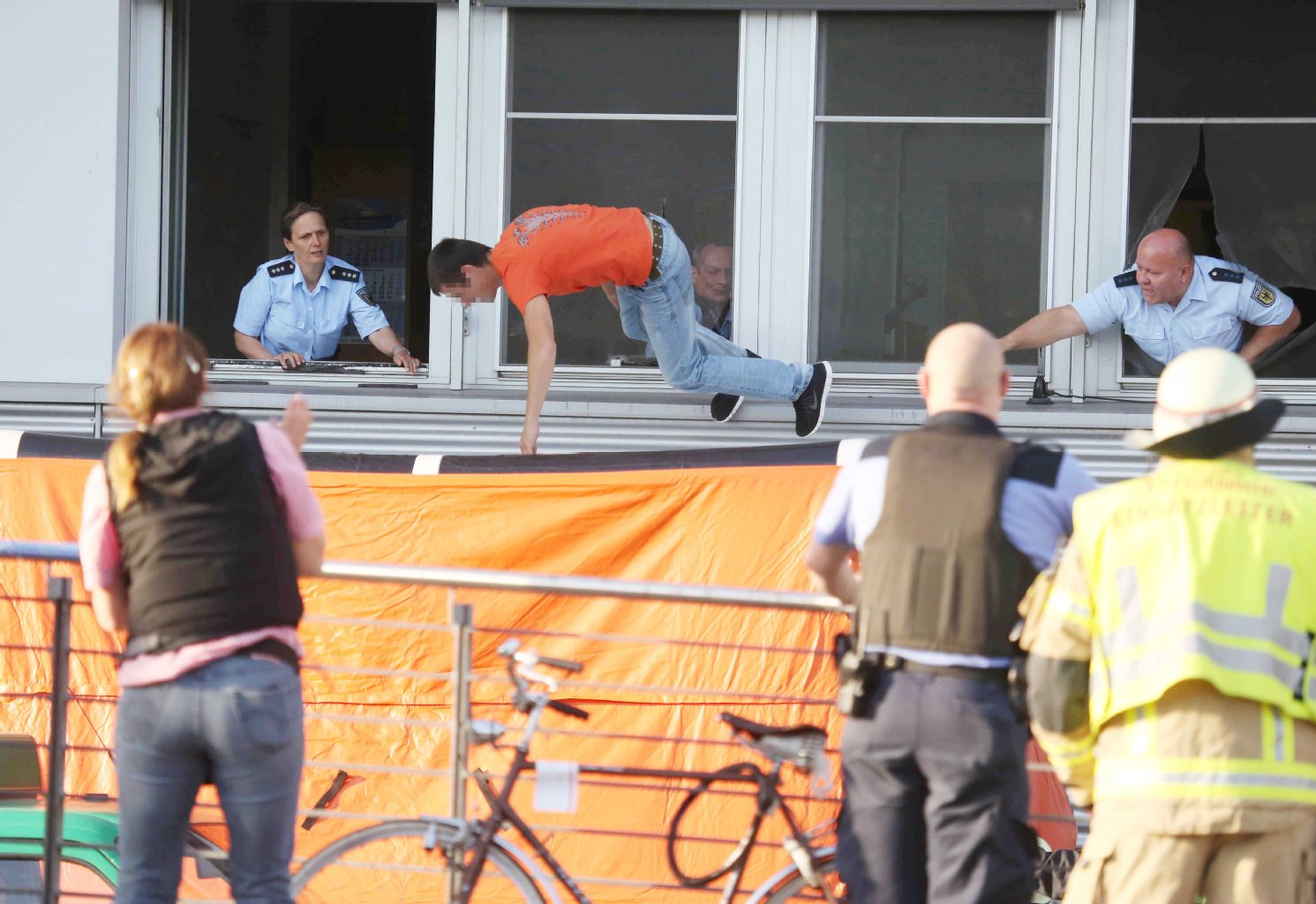 Dramatischer Moment: Der Mann springt vom Fensterbrett.