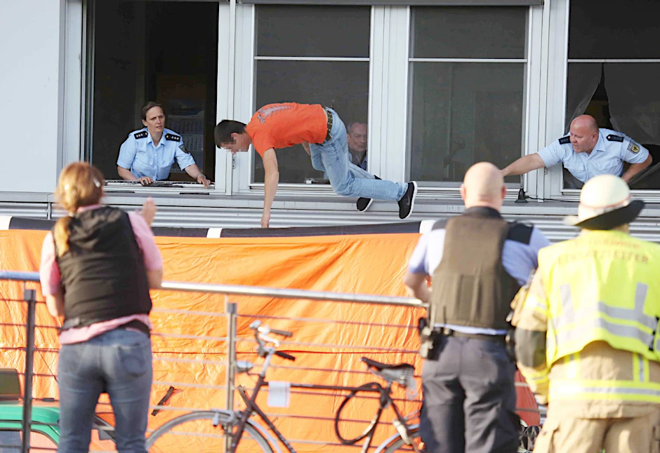 Dramatischer Moment: Der Mann springt vom Fensterbrett.