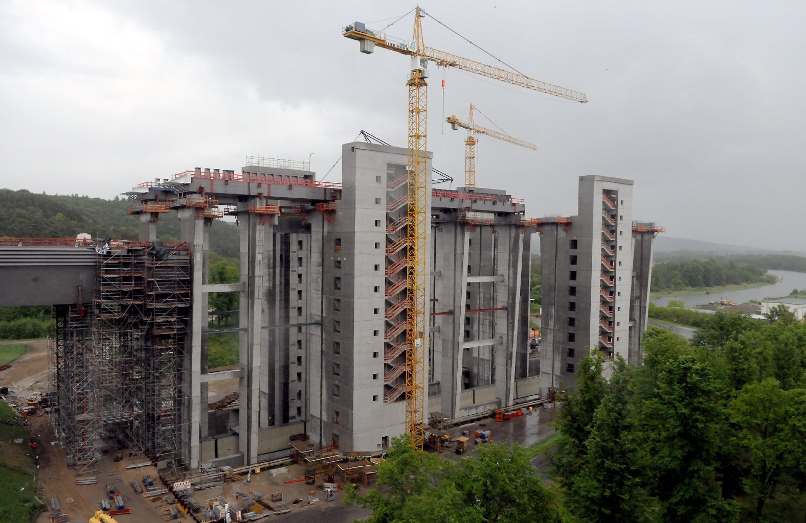 Von der öffentlichen Plattform des alten Werkes hat man einen schönen Blick auf das neue Werk.