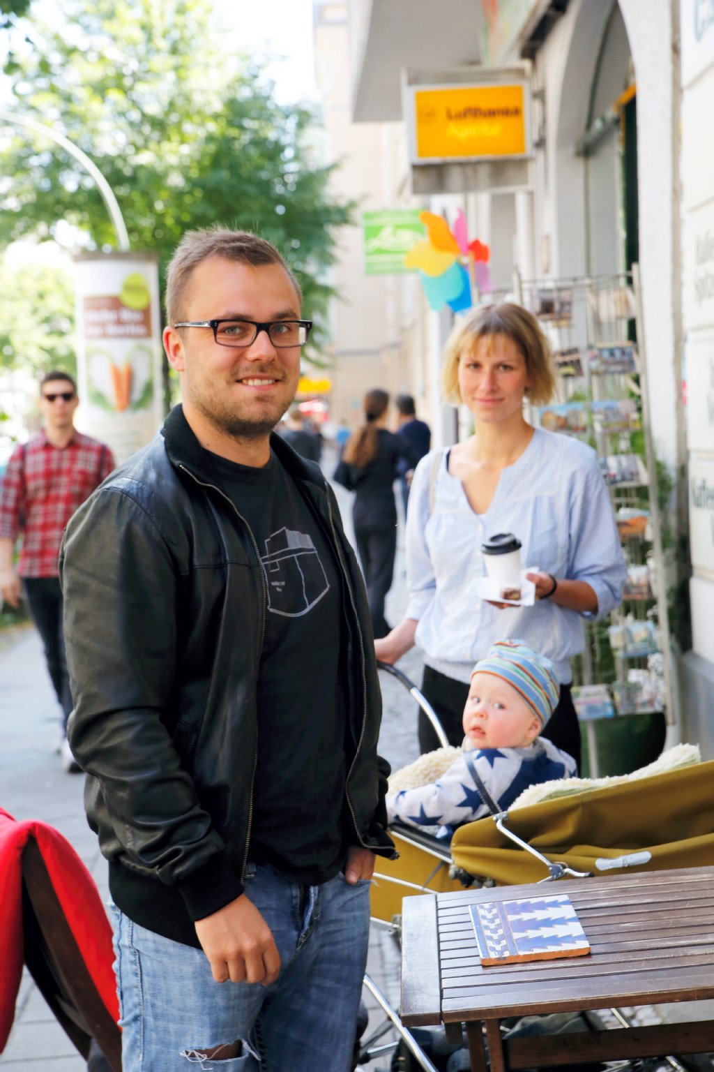 Anwohner Sebastian Voß (26): „Als junger Vater bin ich auf das Auto angewiesen, suche jetzt bis zu 15 Minuten nach einem freien Platz. Ich hoffe, die Gebühr lässt Touris kürzer parken und bringt mir freie Plätze.“